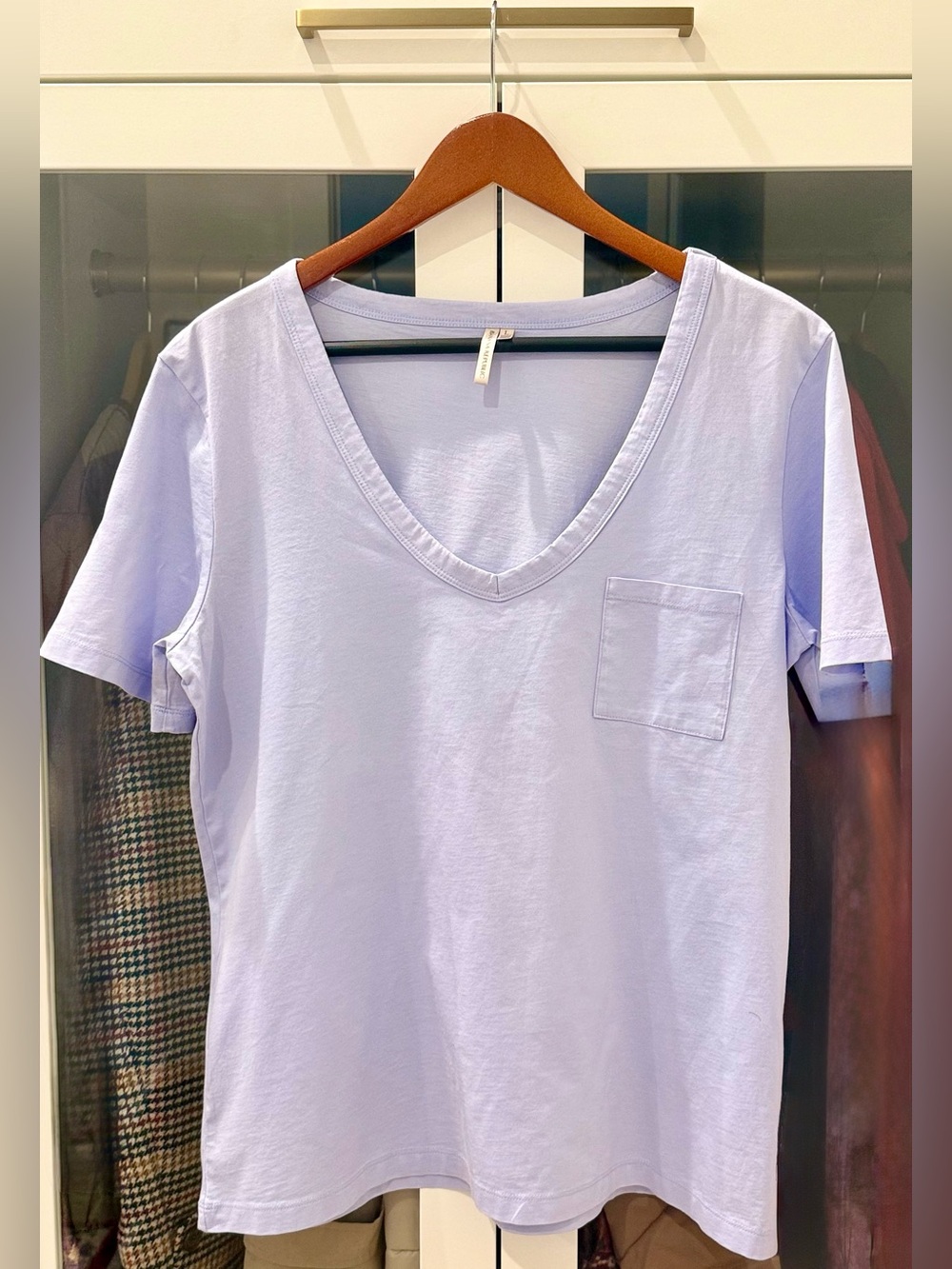 Banana Republic Women’s V-Neck Pocket T-Shirt | Size L